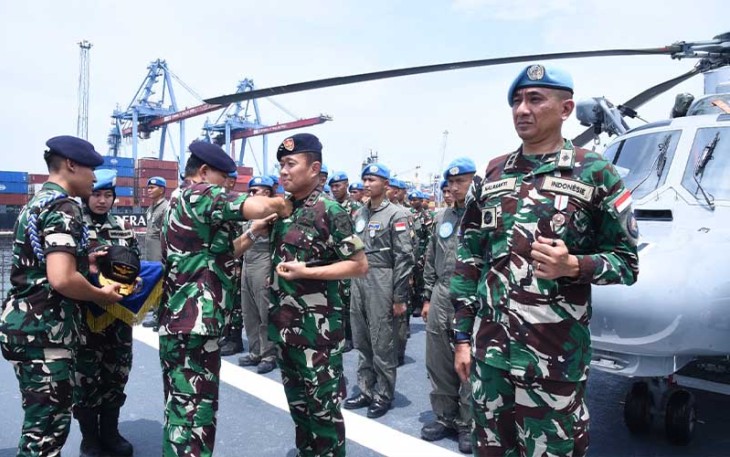 Penyematan Brevet di atas Gladak KRI Frans Kaisefo (FKO-368) yang sandar di Dermaga Kolinlamil, Tanjung Priok, Jakarta Utara