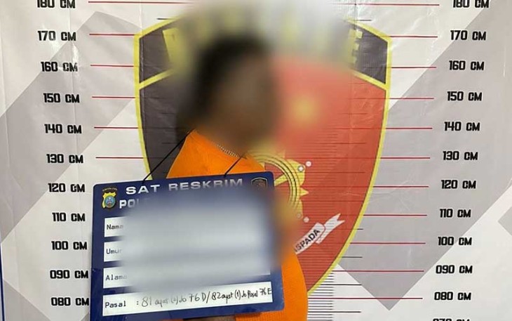 Terduga pelaku (diborgol) saat diamankan.