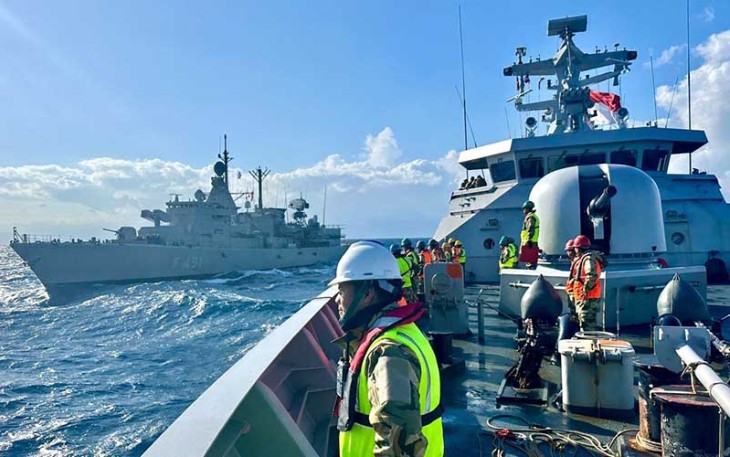 KRI Diponegoro-365 saat Mail Bag Transfer Exercise dengan HS Limnos F-451 di Laut Mediterania