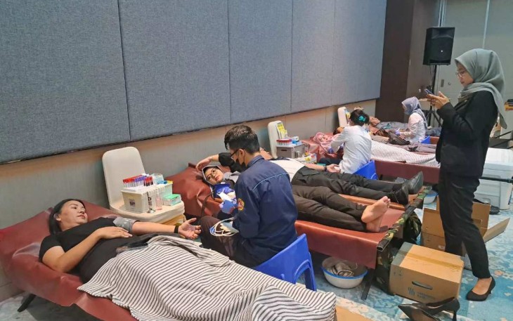Kegiatan bakti sosial (baksos) berupa donor darah dilaksanakan Hotel Santika di Aula Hotel Santika, Margonda, Senin (26/08/24)