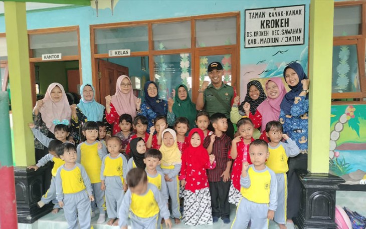 Babinsa saat Dampingi Vaksinasi Bagi Anak
