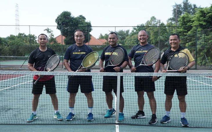 Dankodiklatal saat Ajak Prajuritnya Bermain Tenis 