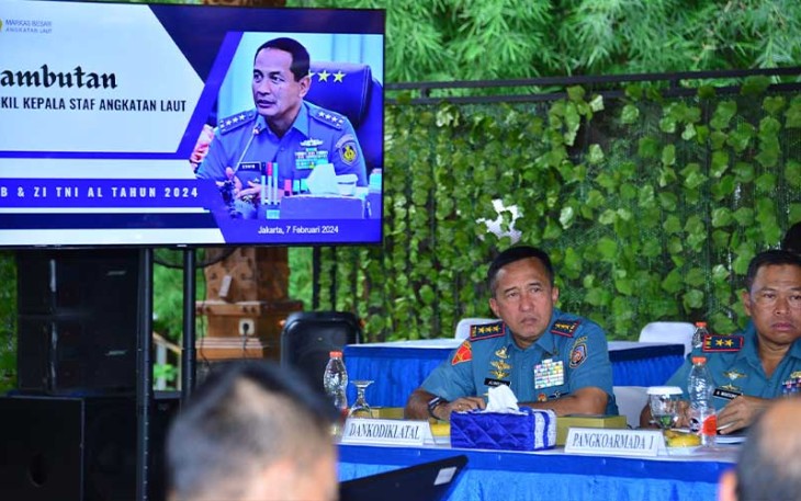 Dankodiklatal Letjen TNI Marinir Nur Alamsyah saat mengikuti pengarahan Wakasal Laksdya TNI Erwin S. Aldedharma di Gedung Neptunus Mabesal, Cilangkap Jakarta Timur. Rabu, (07/02/2024).