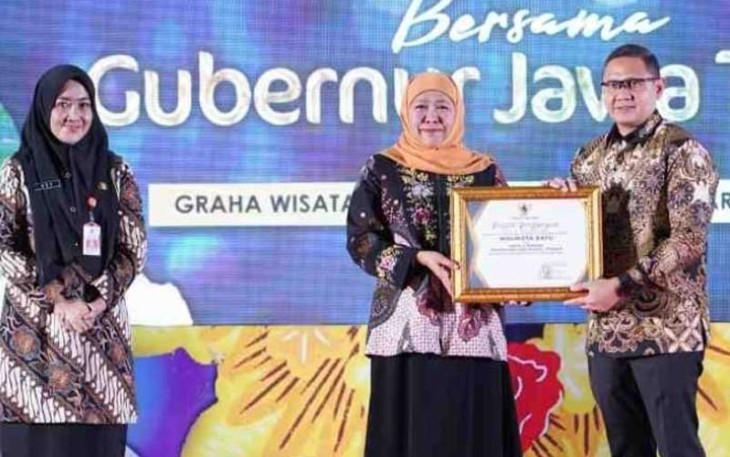 Pj. Wali Kota Batu, Aries Agung Paewai, saat menerima penghargaan prestisius sebagai Kepala Daerah Pendukung Pariwisata Terbaik dari Gubernur Jawa Timur, Khofifah Indar Parawansa dalam acara Sapa Insan Budaya dan Pariwisata, di Graha Wisata Menanggal Jatim, Kota Surabaya, Rabu (7/2/2024).
