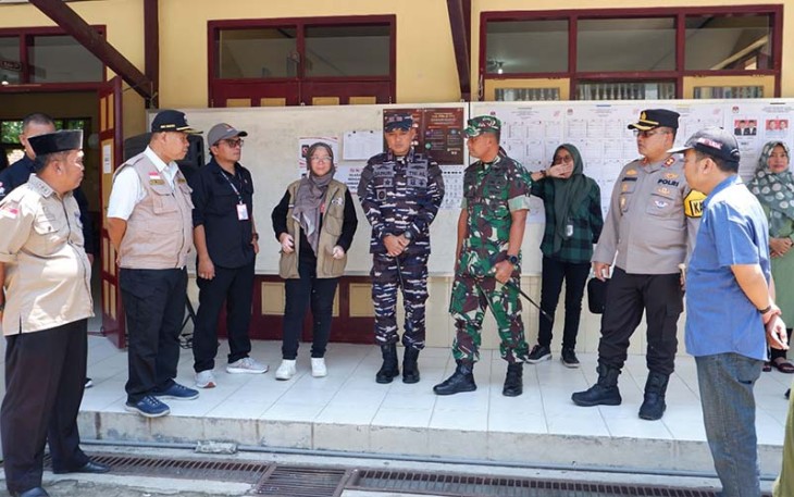 Dandim Pacitan Bersama Forkopimda saat Tinjau Proses Pemungutan Suara di Beberapa TPS