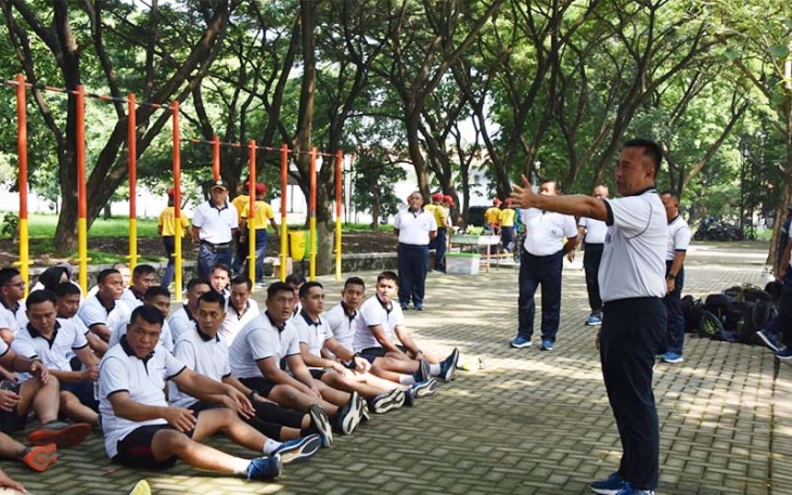 Samapta Awal Pasis Diklapa Angkatan 33 di Lapangan Garjas Dewa Ruci Kodiklatal, Bumimoro Surabaya.  Jumat (16/02/2024)