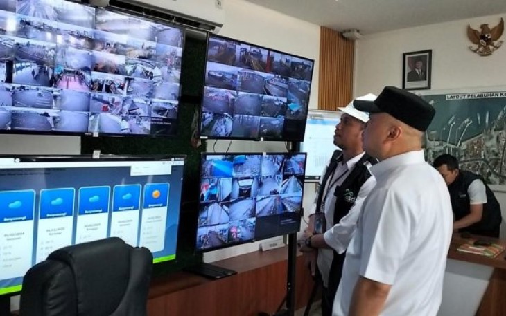 Menhub Dudy Purwagandhi saat meninjau pelabuhan Ketang, Banyuwangi, Selasa (31/12)