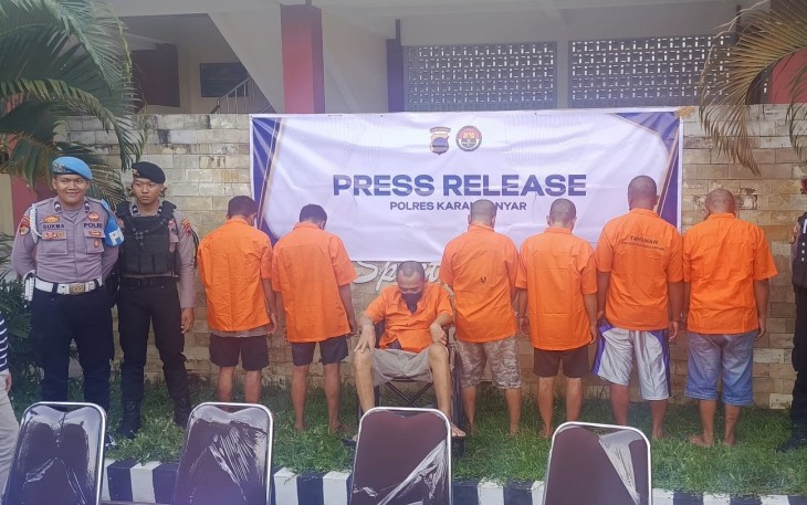 Tujuh pelaku komplotan curanmor saat dihadirkan dalam konferensi pers di Mapolres Karanganyar, Jumat (28/11/2025), terkait kasus tewasnya sopir mobil angkutan barang asal Demak, Farid Akhyar (54 )
