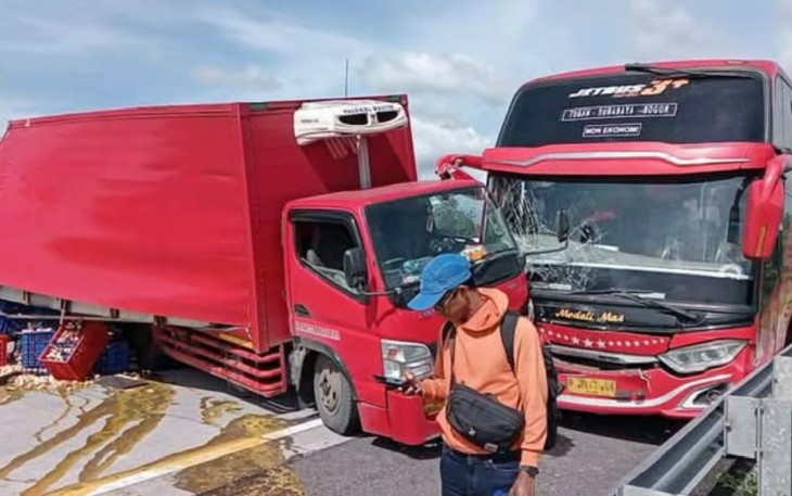 Kondisi bus dan truk box bermuatan telur ayam usai terlibat kecelakaan beruntun di ruas Jalan Tol Boyolali Kilometer 481, pada Sabtu (25/1/2025).