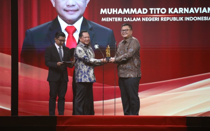 Mendagri Tito Raih Penghargaan Pemimpin Luar Biasa "Indonesia Kita Awards"