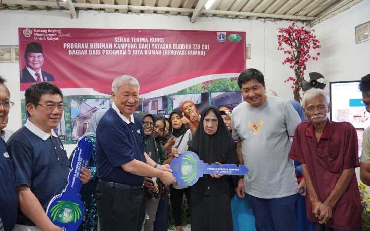 Wakil Ketua Yayasan Buddha Tzu Chi Sugianto Kusuma saat menyerahkan kunci rumah di Kelurahan Tanah Tinggi, Jakarta, Jum'at (28/6)
