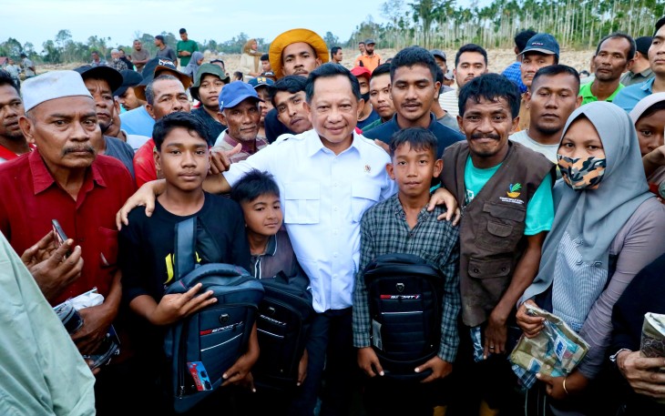 Menteri Dalam Negeri (Mendagri) Muhammad Tito Karnavian menyerahkan bantuan kepada masyarakat terdampak bencana di Desa Geudumbak, Kecamatan Langkahan, Kabupaten Aceh Utara, usai mengikuti Rapat Satuan Tugas (Satgas) Pemulihan Pascabencana bersama anggota DPR RI di Kota Banda Aceh, Aceh, Selasa (30/12/2025)