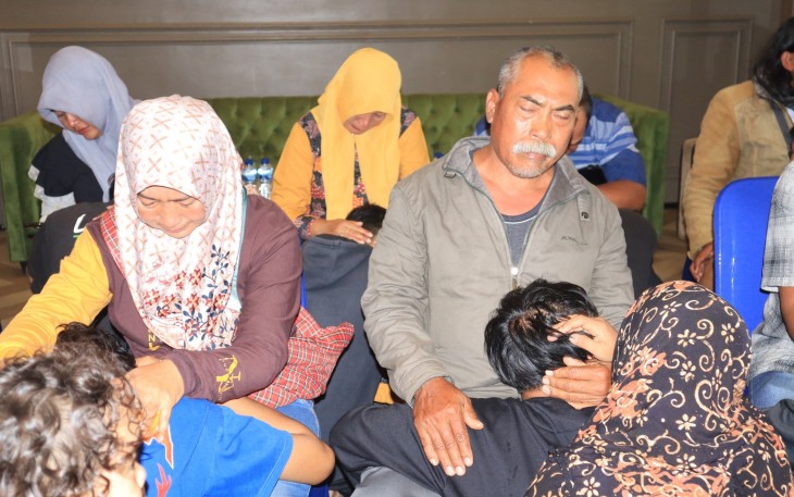 Sebanyak 13 terduga pelaku pengrusakan pos polisi dan polsek dipertemukan dengan keluarga mereka