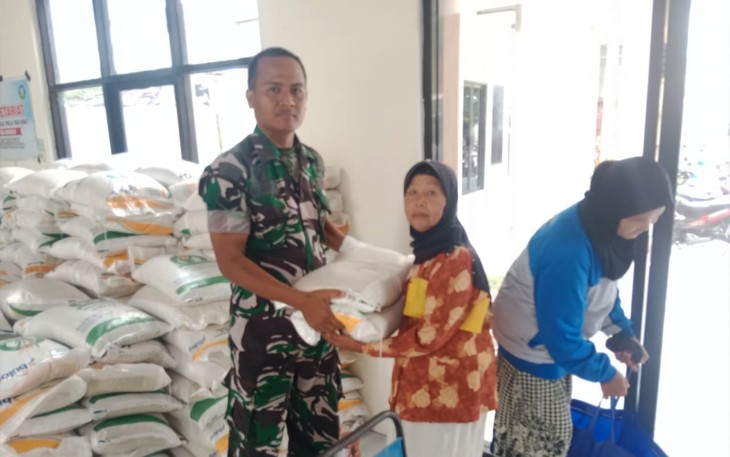 TNI-Polri Dampingi Warga Terima Bantuan Pangan di Sukorejo Trenggalek