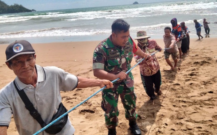 Serma Yayan saat Ikut Tarik Jaring Demi Jaga Laut Pantai Blado