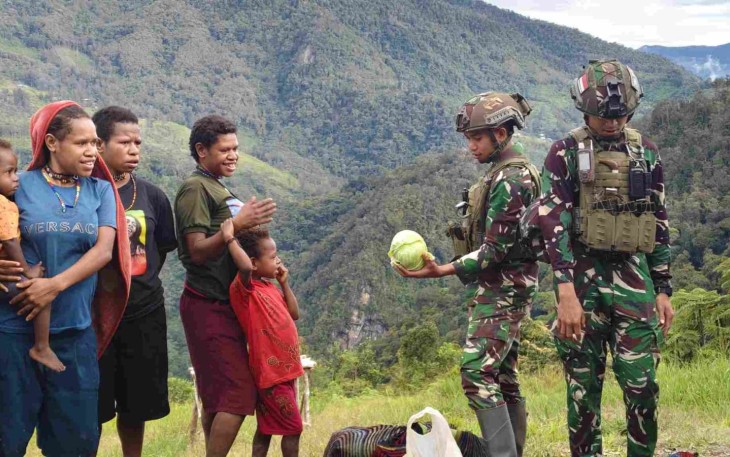 Prajurit TNI Turun Langsung Borong Hasil Bumi Papua