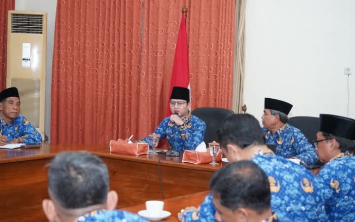 Bupati Trenggalek, Mochamad Nur Arifin, saat rapat staf di Gedung Bawarasa