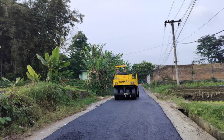 Jalan Penghubung Candirenggo-Toyomarto di Malang saat Diperbaiki