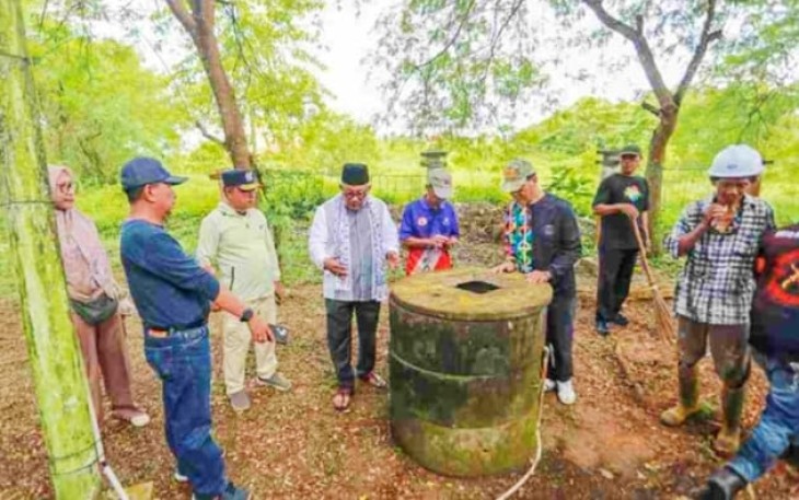 Wali Kota Lis saat meninjau kegiatan Gotong Royong Pemerintah Kota Tanjungpinang yang dilaksanakan di kawasan Taman Batu X, Sabtu (01/11/2025). 