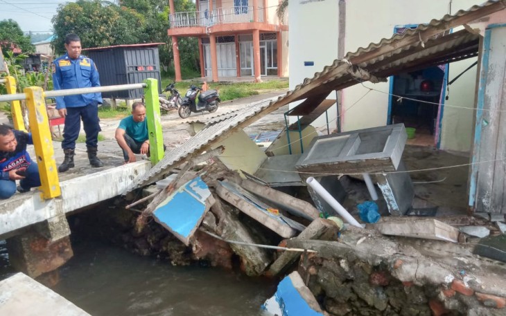 Rumah Roboh di Kampung Mentigi Laut, Tanjung Uban
