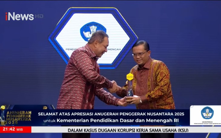 Dirjen Gogot hadir mewakili Mendikdasmen menerima penghargaan.