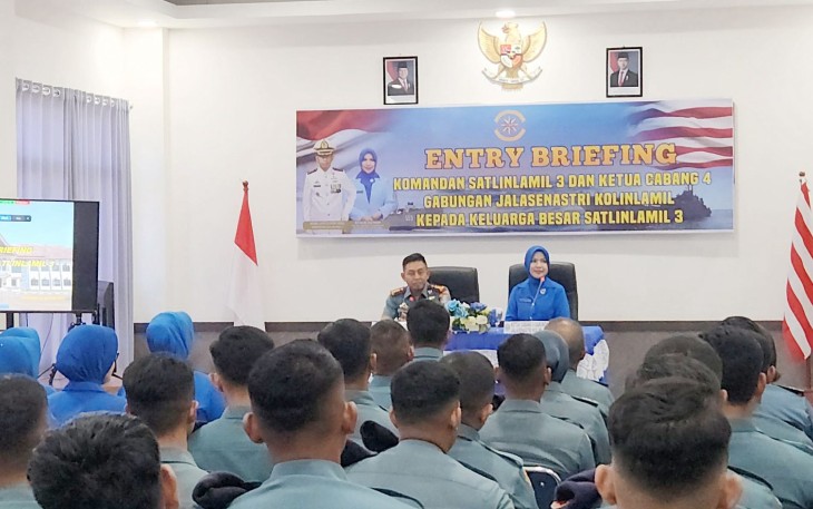 Awali penugasan sebagai Komandan Satlinlamil 3, Kolonel Laut (P) Sulthon Maula Firdaus, M.Tr.Opsla., didampingi Ketua Cabang 4 Gabungan Jalasenastri Kolinlamil Ny. Alin Sulthon melaksanakan Entry Briefing kepada Keluarga Besar Satlinlamil 3, bertempat di Ruang Rapat Mako Satlinlamil 3, Jalan Teuku Umar, Kota Makassar, Selasa (12/8)