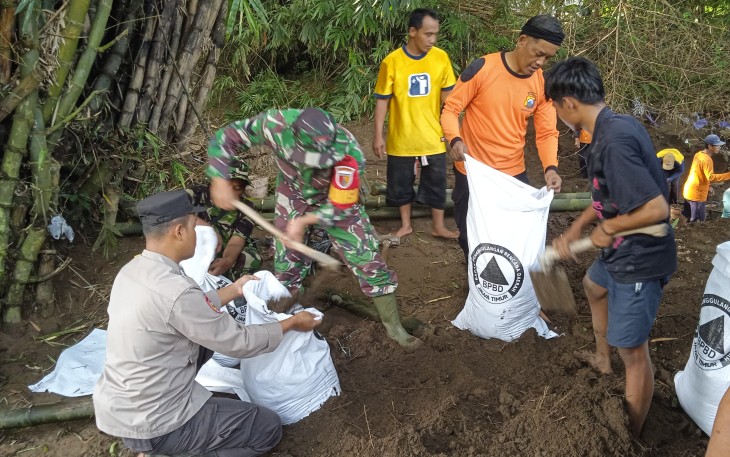 TNI dan Polri di Ponorogo Kerja Bakti Bersama Masyarakat 