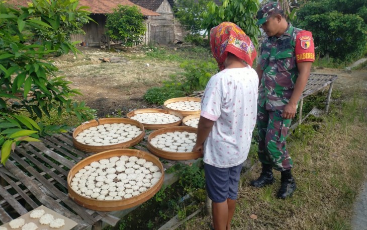 Babinsa Legundi Aktif Sambangi Warga 