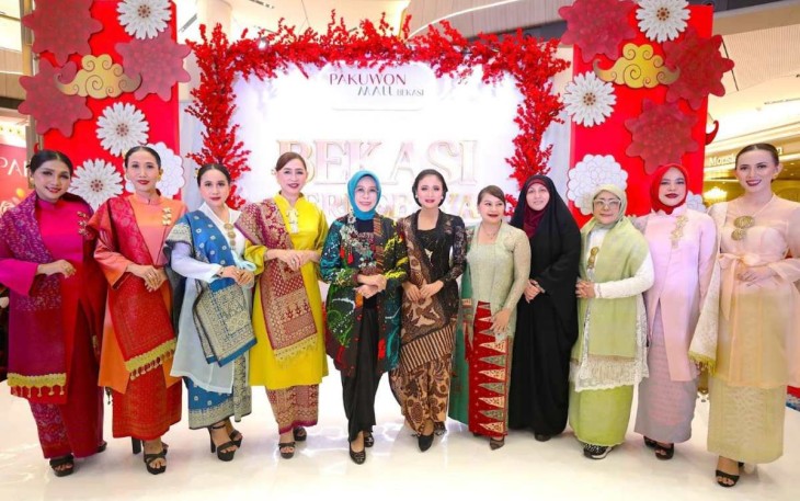 Penasehat DWP Kemensos Fatma Gus Ipul foto bersama jajaran pengurus memakai kebaya di Bekasi, Minggu (16/2)
