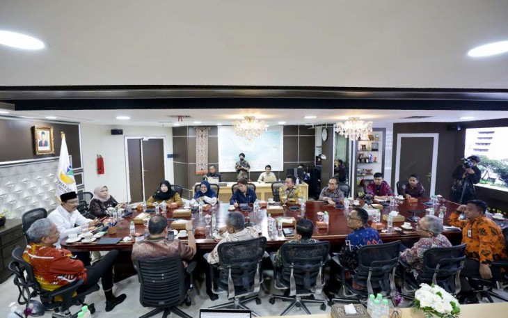 Mensos Saifullah Yusuf rapat kerja dengan KPAI di Jakarta, Selasa (18/2)