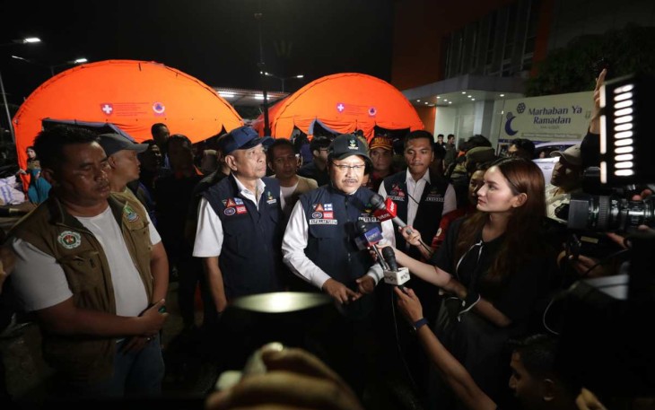 Mensos Saifullah Yusuf saat konferensi pers di lokasi pengungsian korban banjir di Bekasi