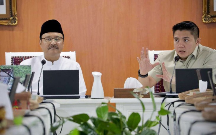 Mensos Saifullah Yusuf bersama Seskab Letkol Teddy di Jakarta, Jum'at (21/3)