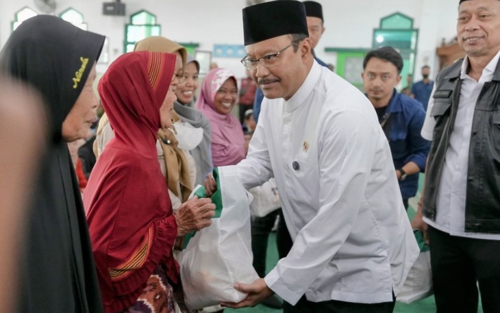 Mensos Saifullah Yusuf saat memberikan sembako warga di Surakarta, Minggu (23/3)