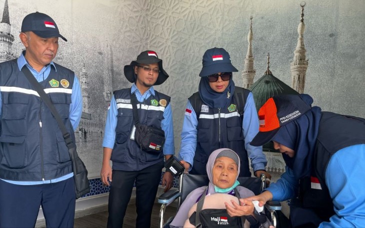 Petugas haji mengecek kondisi kesehatan jemaah setibanya di Bandara AMAA Madinah, Sabtu (3/5)