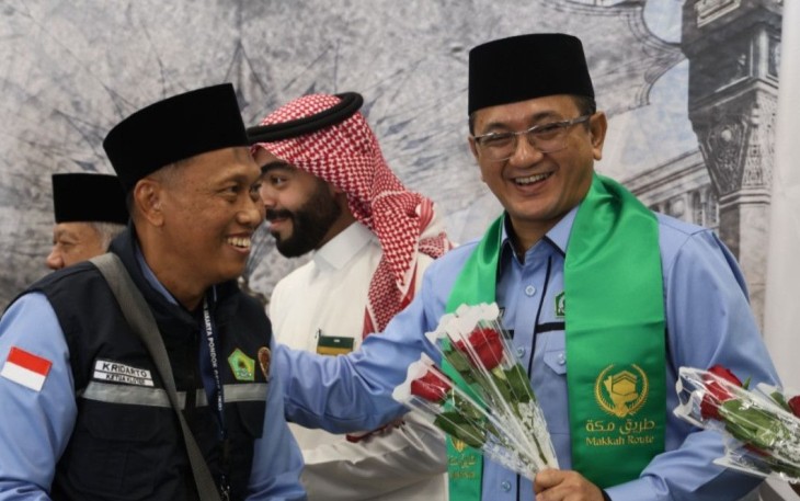 Konjen RI di Jeddah Yusron B Ambary (kanan) sambut kedatangan jemaah di Madinah, Kamis (8/5)