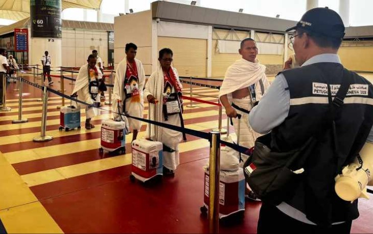 Pembimbing Ibadah PPIH Daker Bandara Hamid sedang mengingatkan jemaah untuk mematuhi ketentuan ihram setibanya di Bandara King Abdulaziz, Jeddah, Senin (19/5/2025)