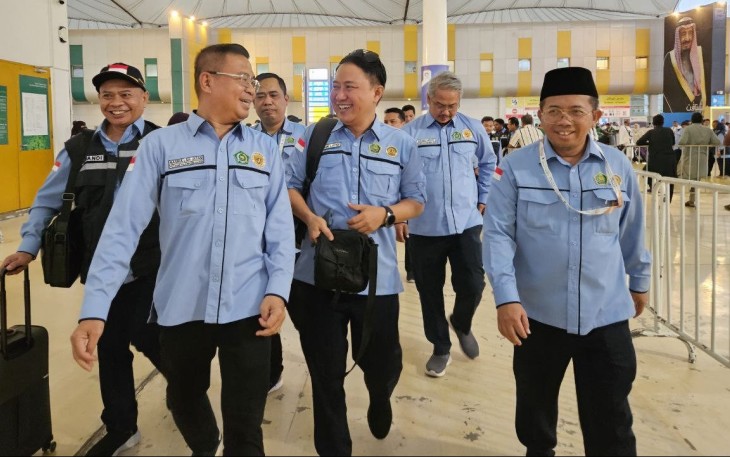 Dirjen Penyelenggara Haji dan Umrah Hilman Latief (paling depan kedua dari kiri) tiba di Terminal Haji Bandara King Abdulaziz Jeddah, Jumat (23/5/2025)
