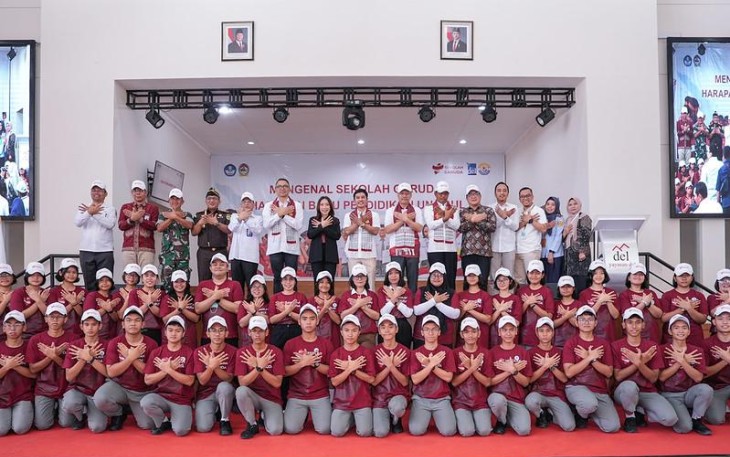 Wamenkes Prof Dante Saksono Harbuwono bersama siswa sekolah Garuda Kabupaten Toba, Sumut, Rabu (8/10)