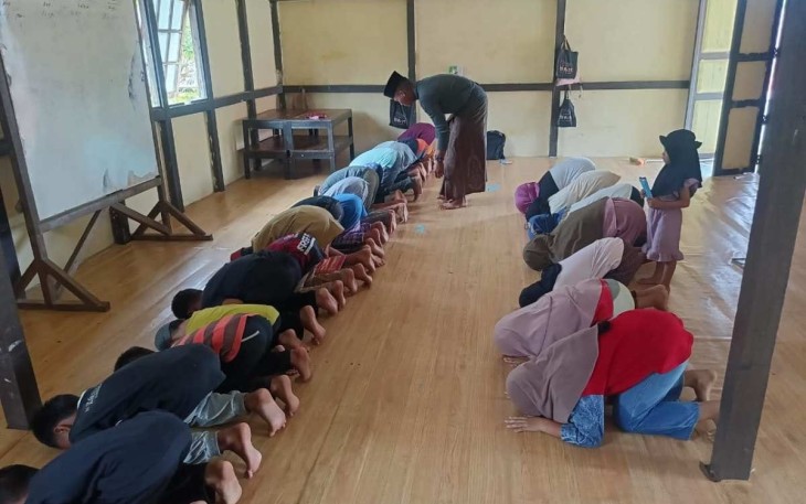 Satgas Pamtas RI-Malaysia Yonzipur 5/ABW menjadi tenaga pengajar anak-anak di Taman Pendidikan Al-Qur'an (TPQ) Thoriqul Jannah di Dusun Entebak Baru, Desa Senaning, Kecamatan Ketungau hulu, Kabupaten Sintang, Kamis (23/1/2025).