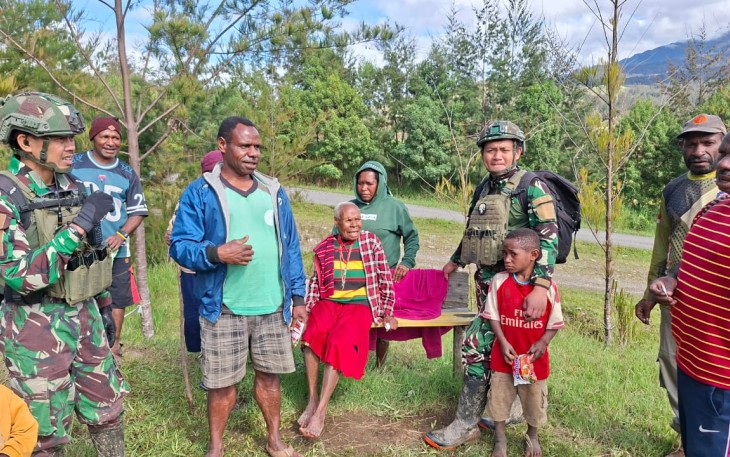 Satgas Yonif 700/WYC Menyapa Warga di Kampung Wako, Distrik Gome, Kabupaten Puncak