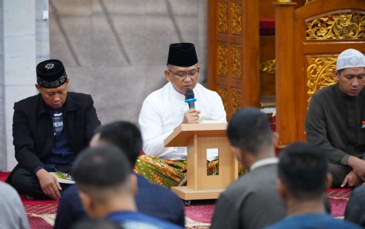 Kepala Pusat Pembinaan Mental TNI (Kapusbintal TNI) Brigjen TNI Tornado, S.Sos., M.M., mengikuti Shalat Subuh berjamaah yang dirangkaikan dengan Doa Bersama untuk keselamatan bangsa di Masjid Jenderal Soedirman, Mabes TNI, Cilangkap, Jakarta Timur, pada Minggu (31/8/2025)