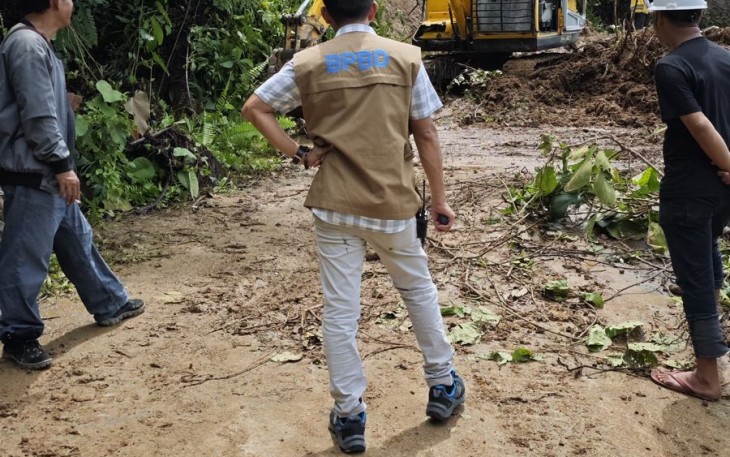 Tim Gabungan Kerahkan Alat Berat untuk Buka Akses Jalan Terdampak Banjir dan Longsor 