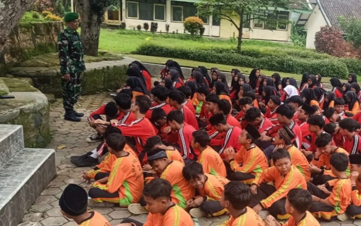 Babinsa Jogorogo Berikan Pelatihan Baris Berbaris Di SMPN 2 Jogorogo