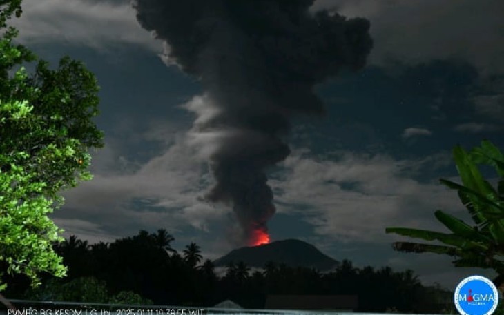 Gunung Ibu Erupsi dengan Tinggi Kolom Abu 4.000 Meter