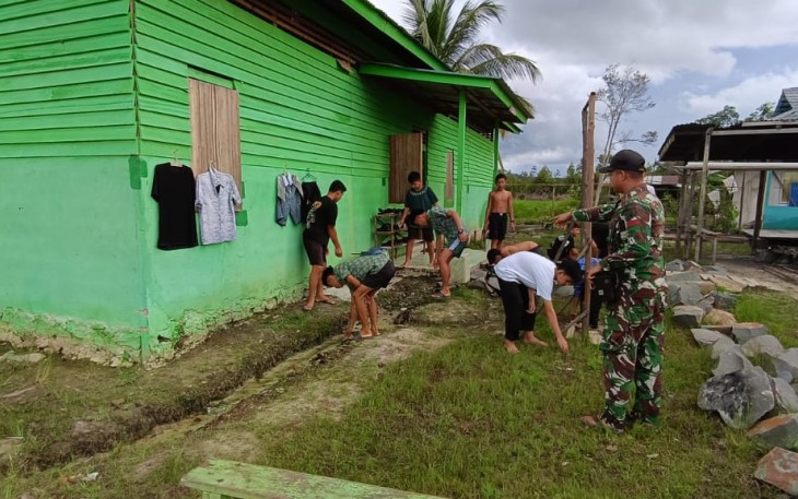 Remaja Rumah Singgah Bersihkan Asrama