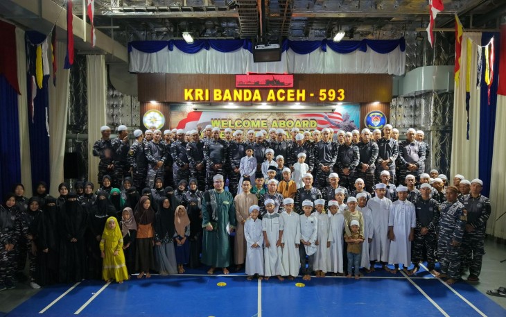 Prajurit KRI Banda Aceh-593 Gelar Doa Bersama Peringatan Maulid Nabi dan HUT TNI AL ke-80