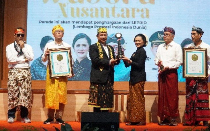 Rektor UKSW Profesor Intiyas Utami menerima penghargaan dari Pendiri dan Ketua Umum LEPRID Paulus Pangka, S.H., dalam Parade dan Launching Wastra Nusantara “Senja Seribu Wastra Nusantara di Salatiga”