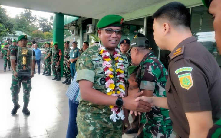 Dandim 1310/Bitung, Letkol Czi Hanif Tupen, S.T.,M.I.P saat tiba di Makodim dan disambut meriah oleh personil Kodim 1310/Bitung bersama unsur forkopimda