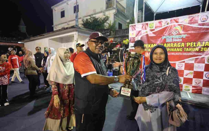 ekan Olahraga Pelajar Kota (POPKOT) Tanjungpinang Tahun 2025 resmi ditutup melalui Upacara Penghormatan Pemenang (UPP) cabang olahraga Bola Basket yang digelar di Lapangan Basket Teladan, Jl. Ketapang, Senin (11/8)