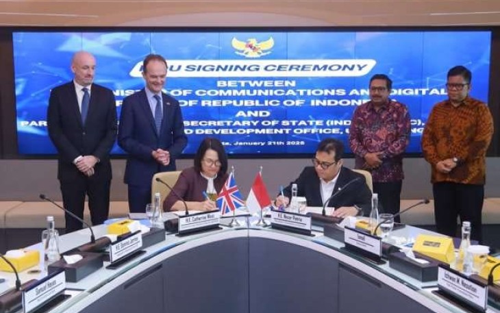 Wamenkomdigi Nezar Patria melakukan penandatanganan MoU dengan Wamenlu Parlemen Indo-Pasifik Inggris Catherine West, disaksikan Sekjen Komdigi, Ismail, dan Pelaksana tugas (Plt). Kepala Pusat Kerja Sama Internasional, Ichwan M. Nasution, Senin (21/1).